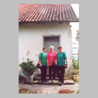 075-1011 Die drei Schwestern Henke vor ihrem Geburtshaus in Dettmitten.jpg